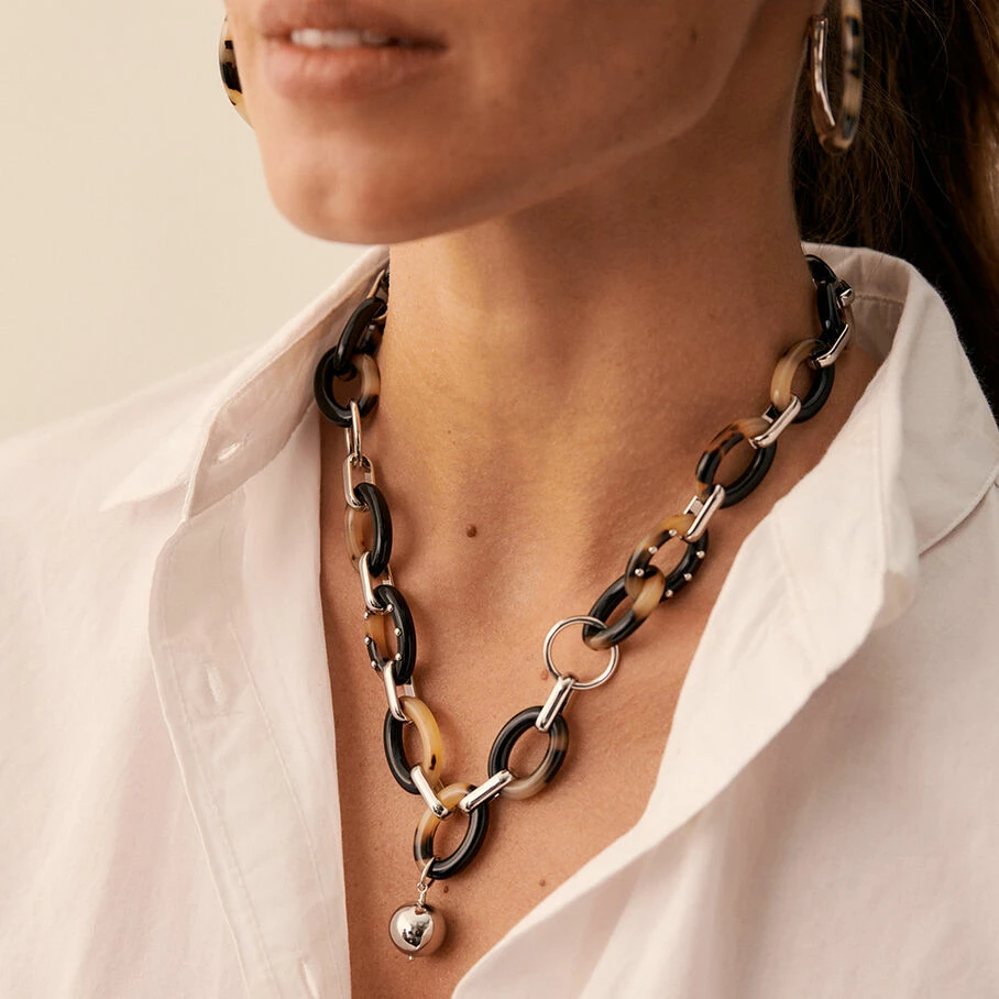 AGATHA FR Collier Mi-long BOUCLE - Ecaille / Noir 4 AGATHA FR Collier Mi-long BOUCLE - Ecaille / Noir – Image 2